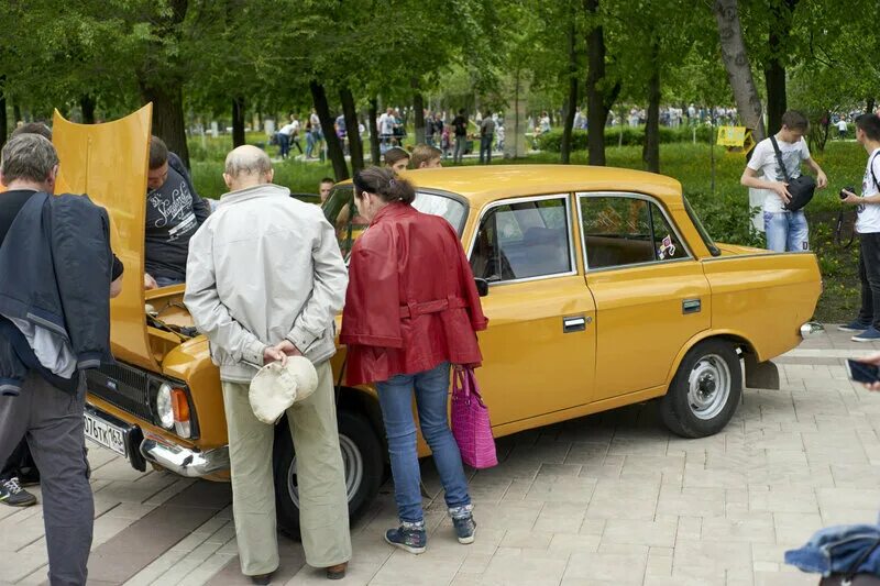 Автомобили на советских демонстрациях. Демка машина. Машины на демонстрацию фото. Папа купил автомобиль. Папа купил автомобиль слушать