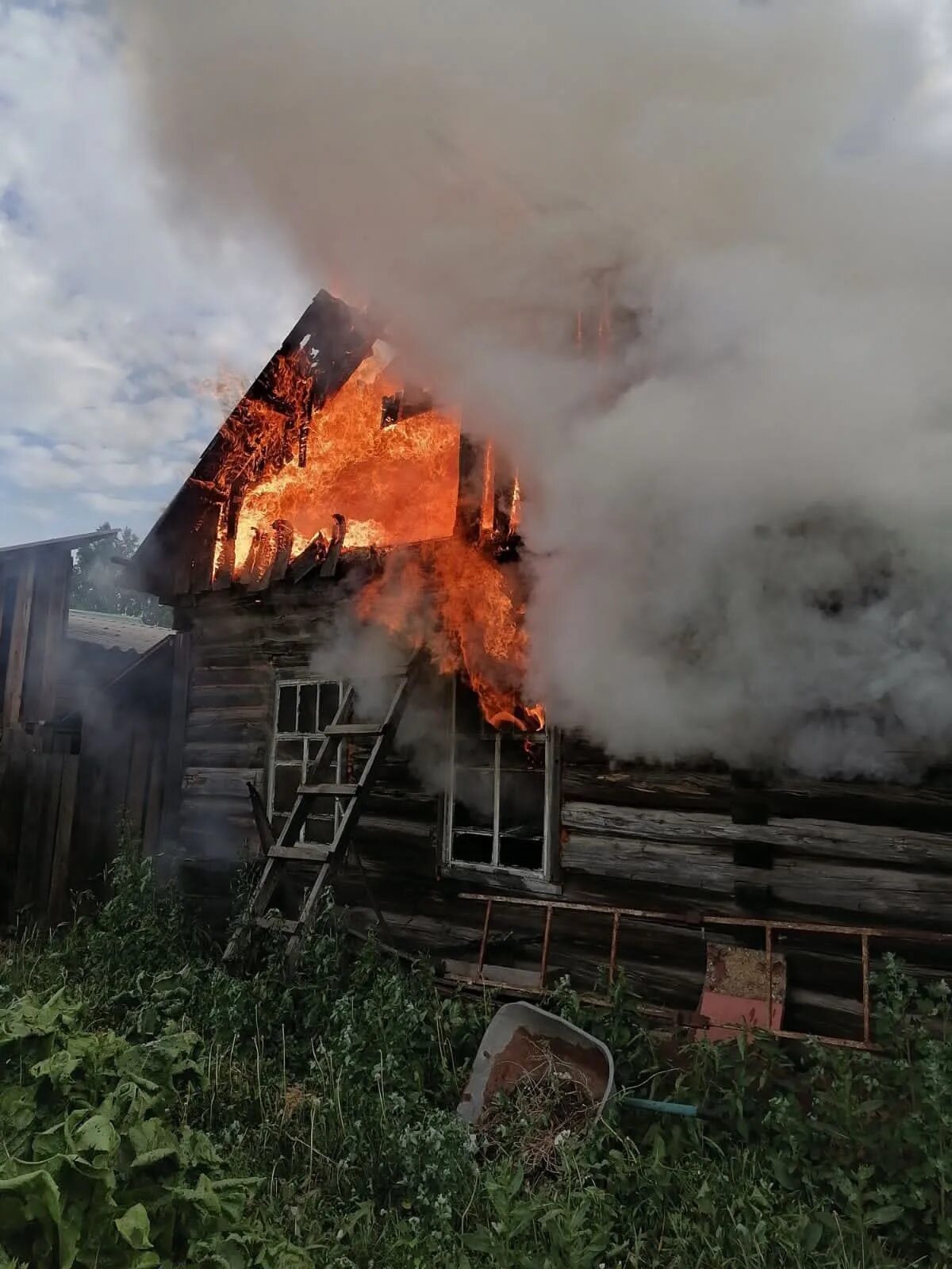 Сгоревший дом. Пожар фото. Пожар в частном доме. Пожар в городе. Сгорел слава