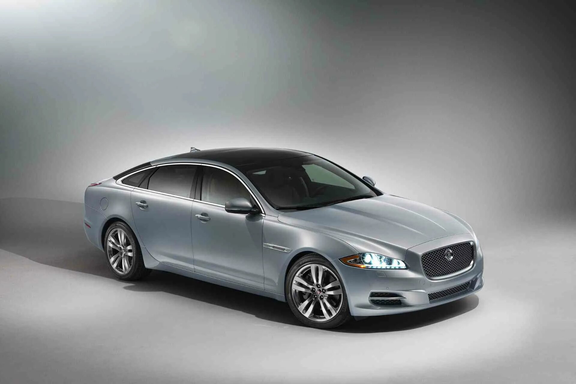 Jaguar XJ 2014. Ягуар машина 2014 седан. Jaguar XJ, 2014 Г.. Jaguar XJ серебристый. Купить машины 2014 года