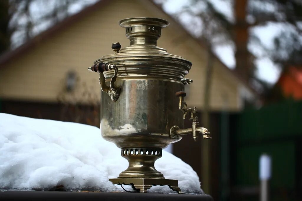 Самовар фнс. Самовар в бане. Самовар на дровах старинный. Самовар на столе. Украл самовар.