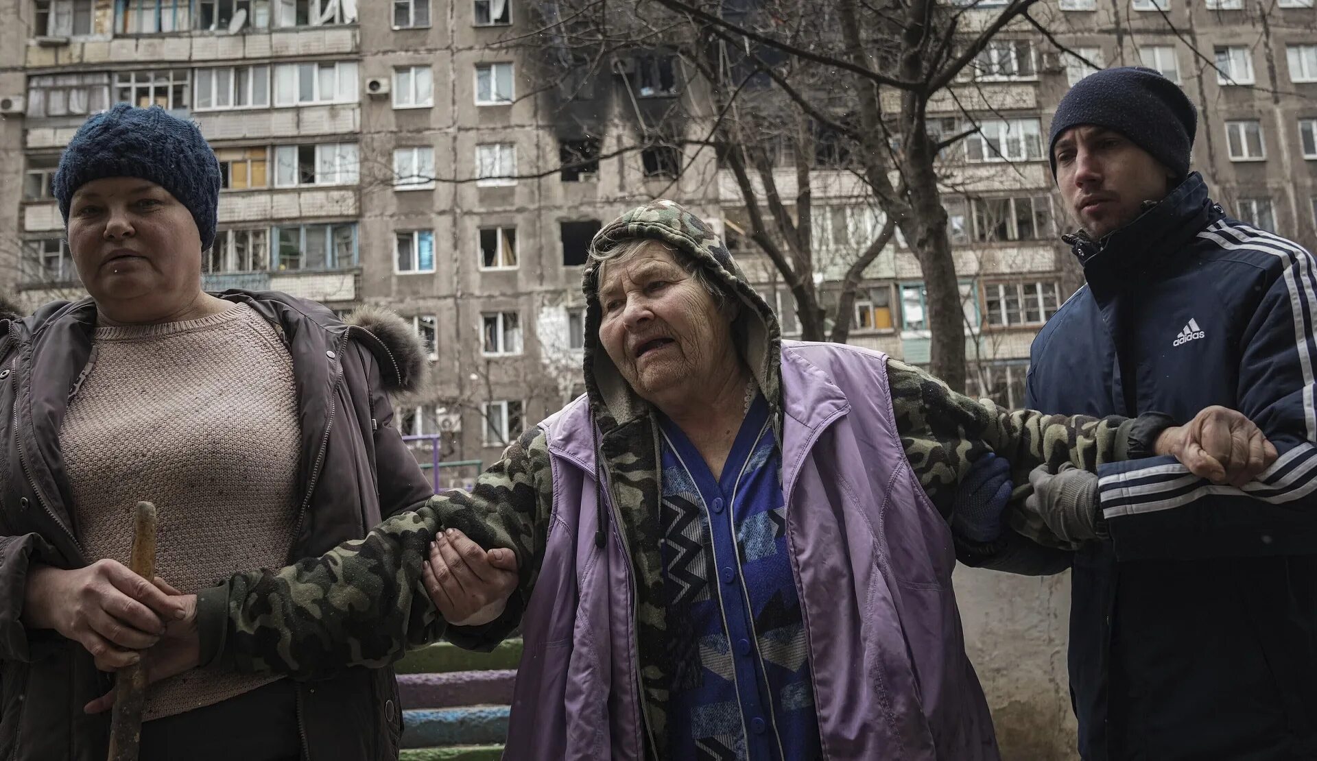 Украинские мирные жители. Мариуполь бедные жители города. Жители Украины.