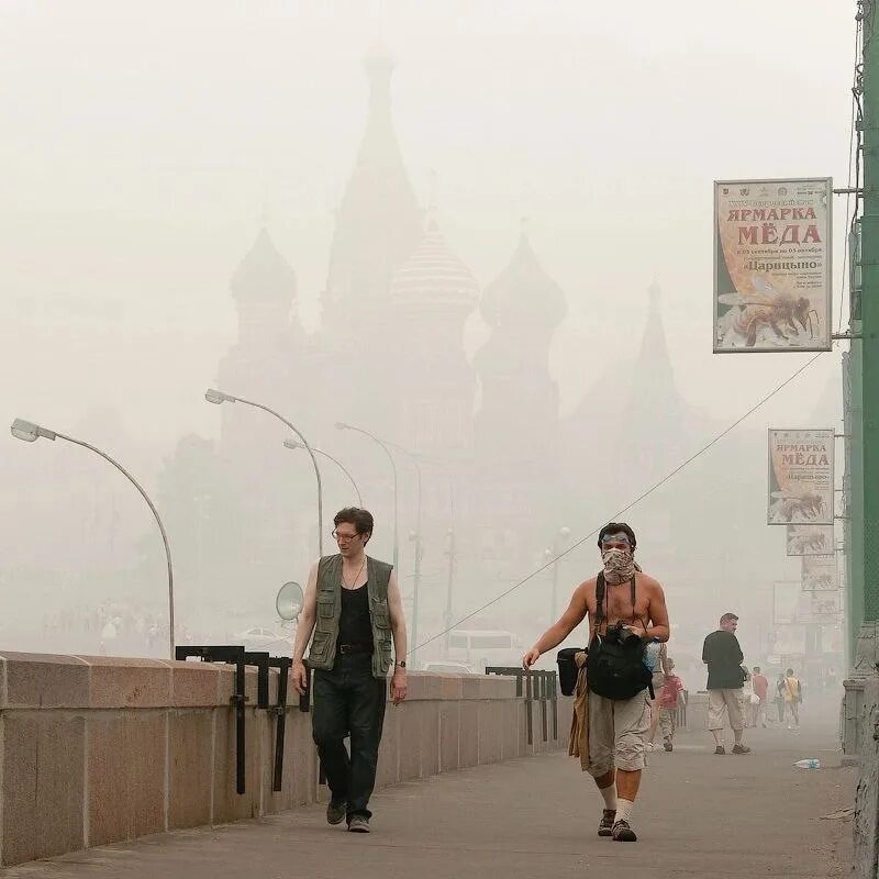 Было лето 2010. Смог в Москве 2010. Смок в Москве в 2010. Смог в 2010 году в Москве. Лето 2010 жара в Москве смог.