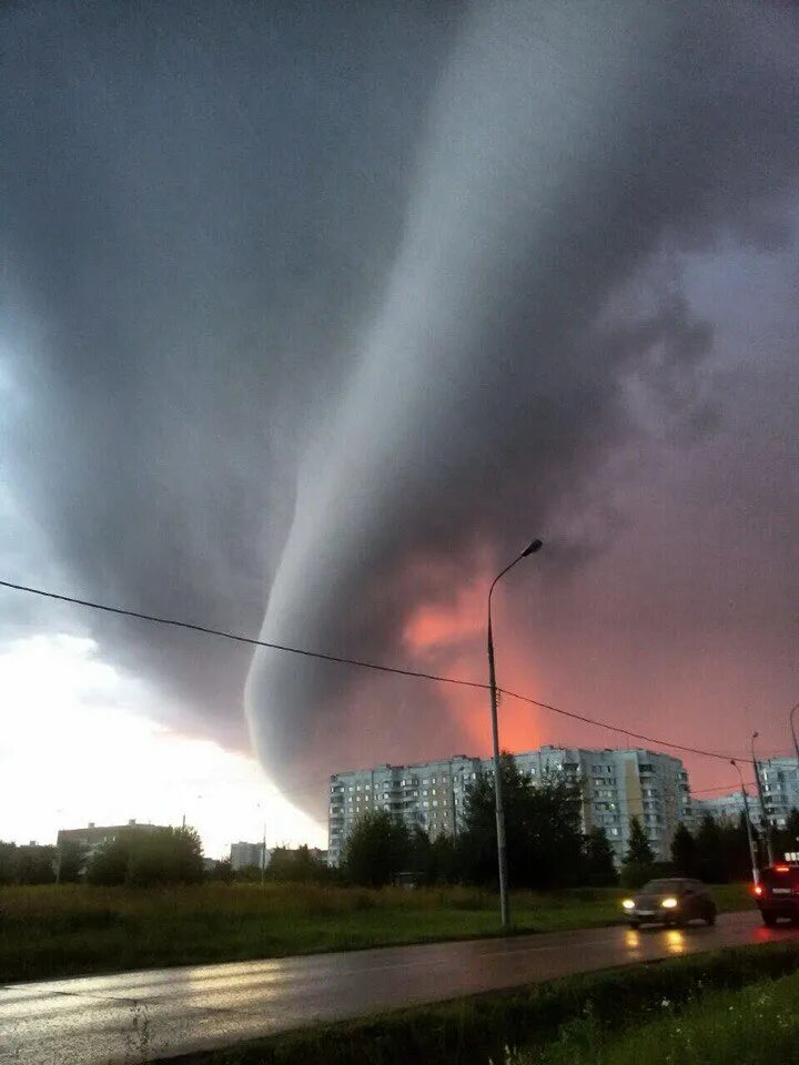 Сегодня был сильный. Смерч Торнадо Москве. Смерч ураган Торнадо в Москве. Торнадо в Сургуте 2020. Смерч в Москве 2022.