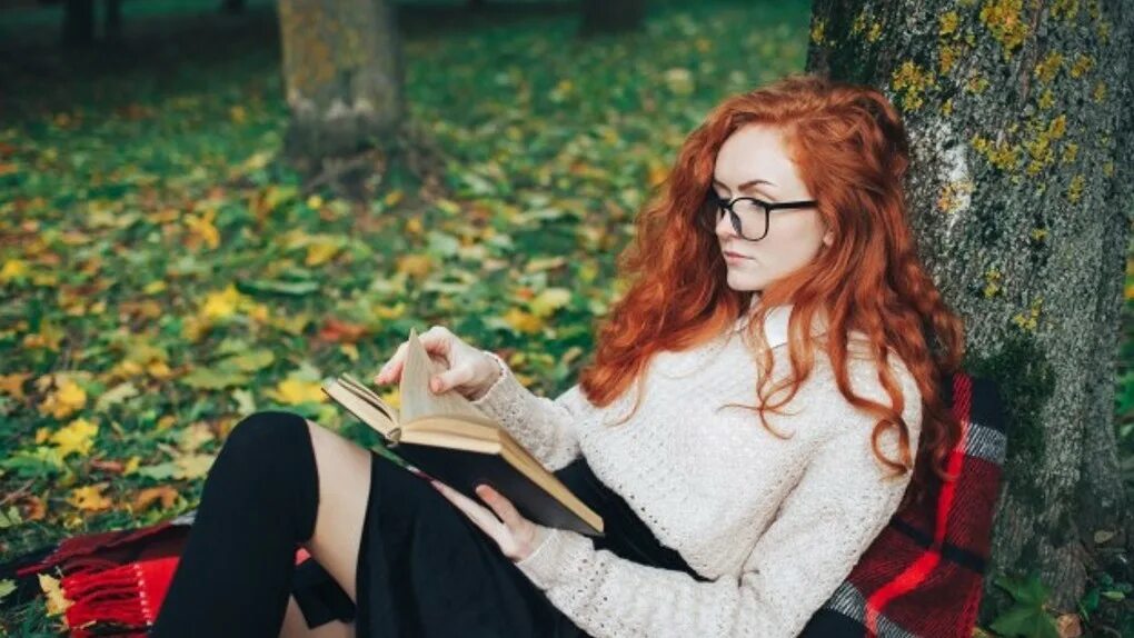 Осенние образы. Рыжая девушка осенью. С рыжей в парке. С рыжей в парке. Рыжеволосая девушка осень.