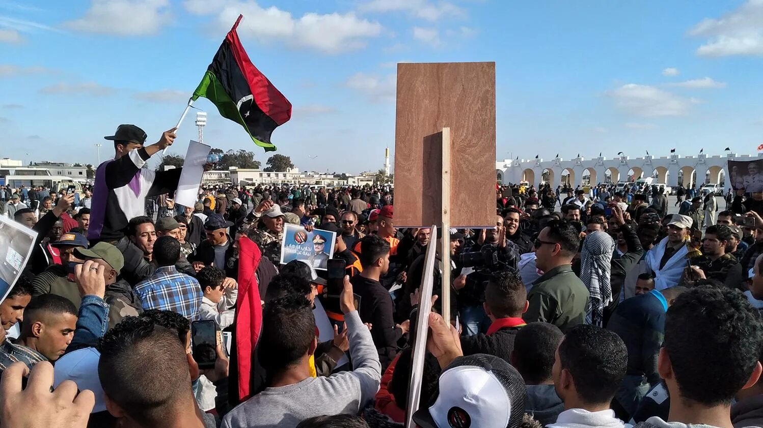 Нападение на ливию. Протестующие Каддафи в Бенгази. Ливия 2011 протесты. Бенгази Ливия 2020.