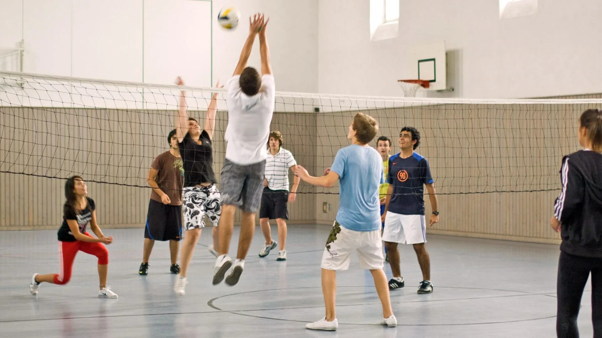 Волейбол играть школа. Волейбол в школе. Волейбол в школе на физкультуре. Волейбол дети. Урок волейбола.