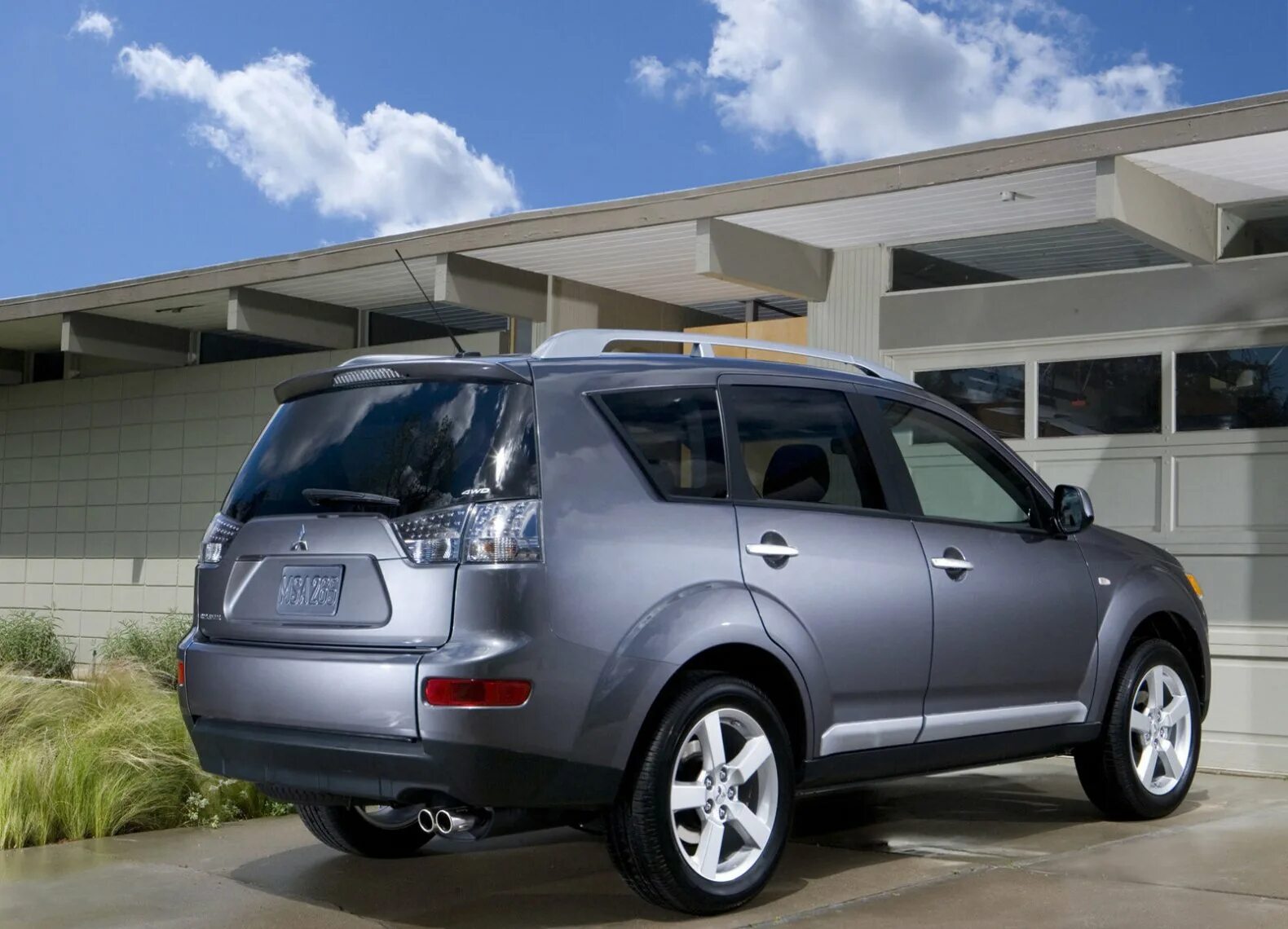 Mitsubishi outlander 4wd. Mitsubishi Outlander 4. Мицубиси Аутлендер 2 7 местный. Outlander 7 местный.