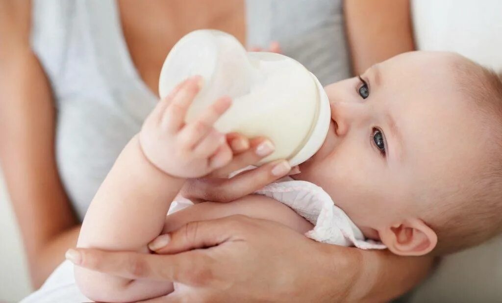 Мама молока пить. Грудное вскармливание новорожденных. Питание новорожденного грудью. Кормление из бутылочки. Бутылочка для кормления.