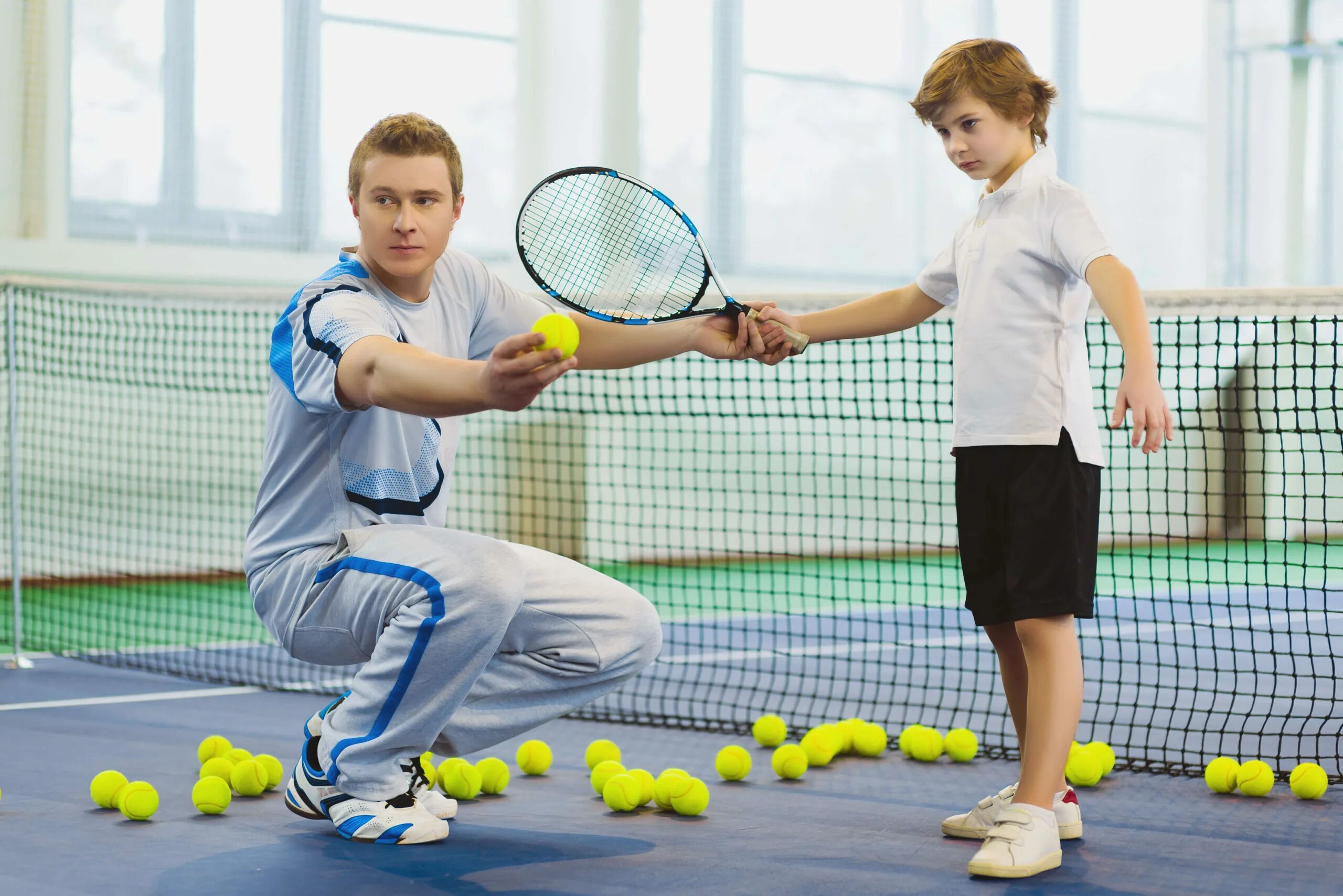 Спортсмены играющие в игры. Детский теннис. Спортивные дети. Спортивные секции для детей. Большой теннис.