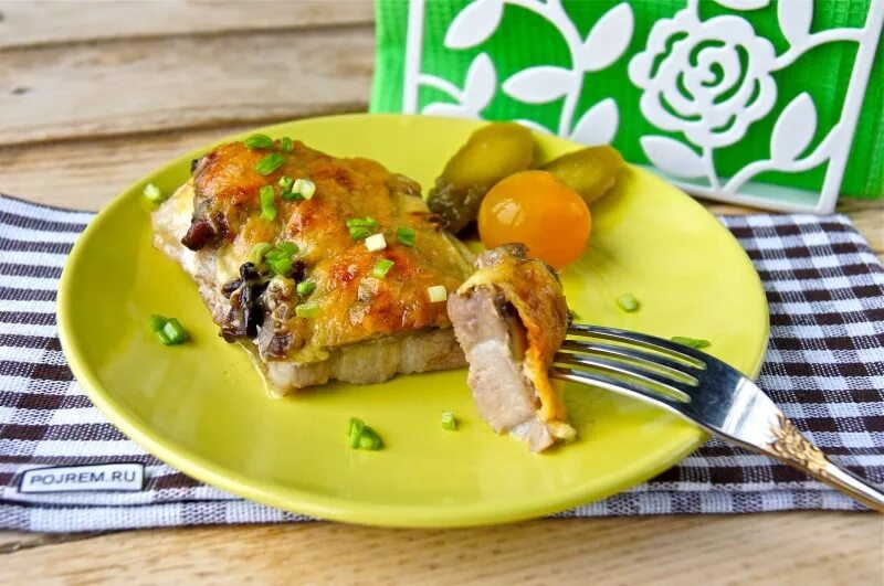 Свинина по купечески рецепт в духовке. Мясо по-купечески в духовке из свинины. Мясо по-купечески с грибами. Свинина по купечески с грибами. Мясо по-купечески в духовке.