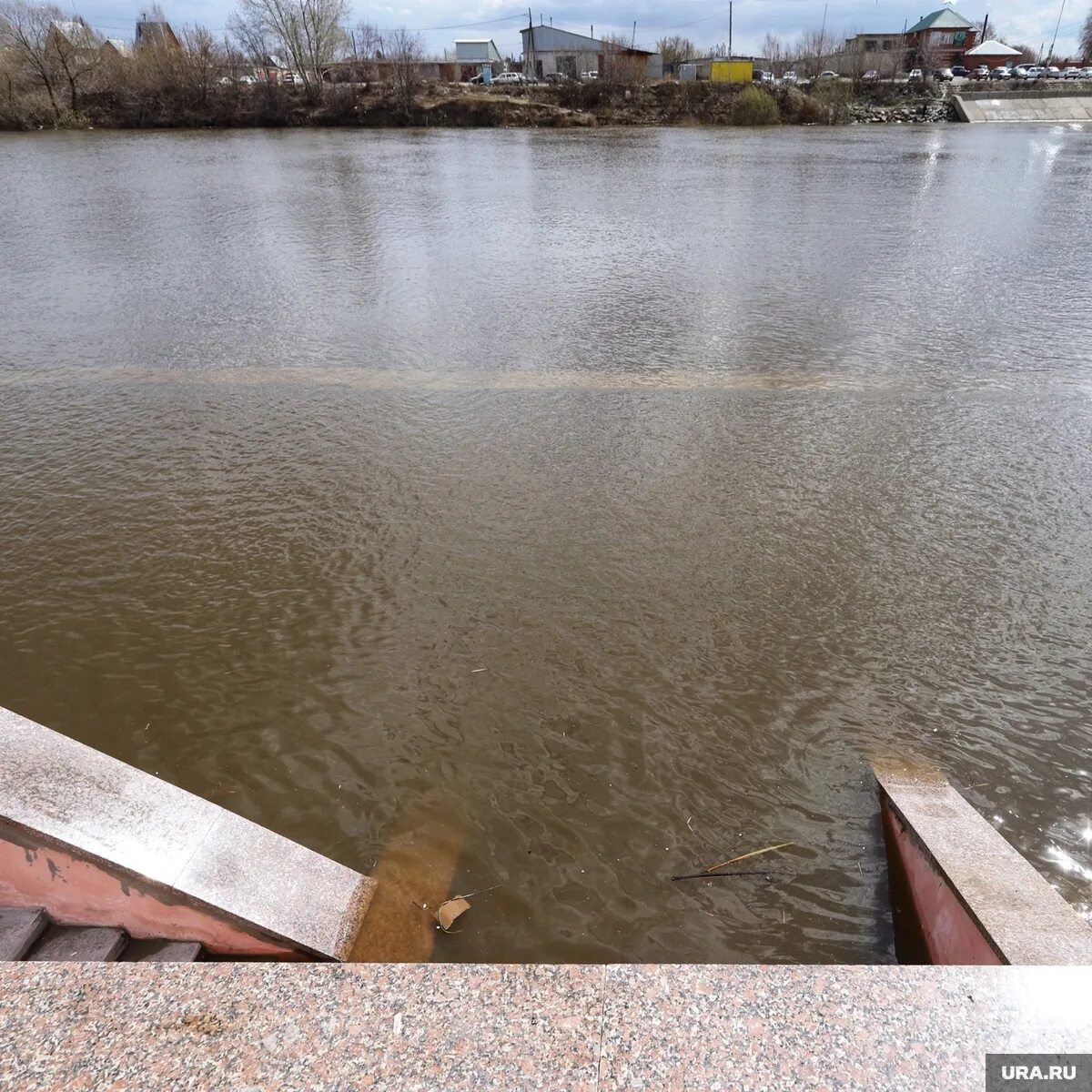 На сколько поднялась вода в тоболе сегодня. Паводок в Кургане 2020. Затопление Курган. Максимальные уровни Тобола в половодье в Кургане. Потоп Курган 2004.