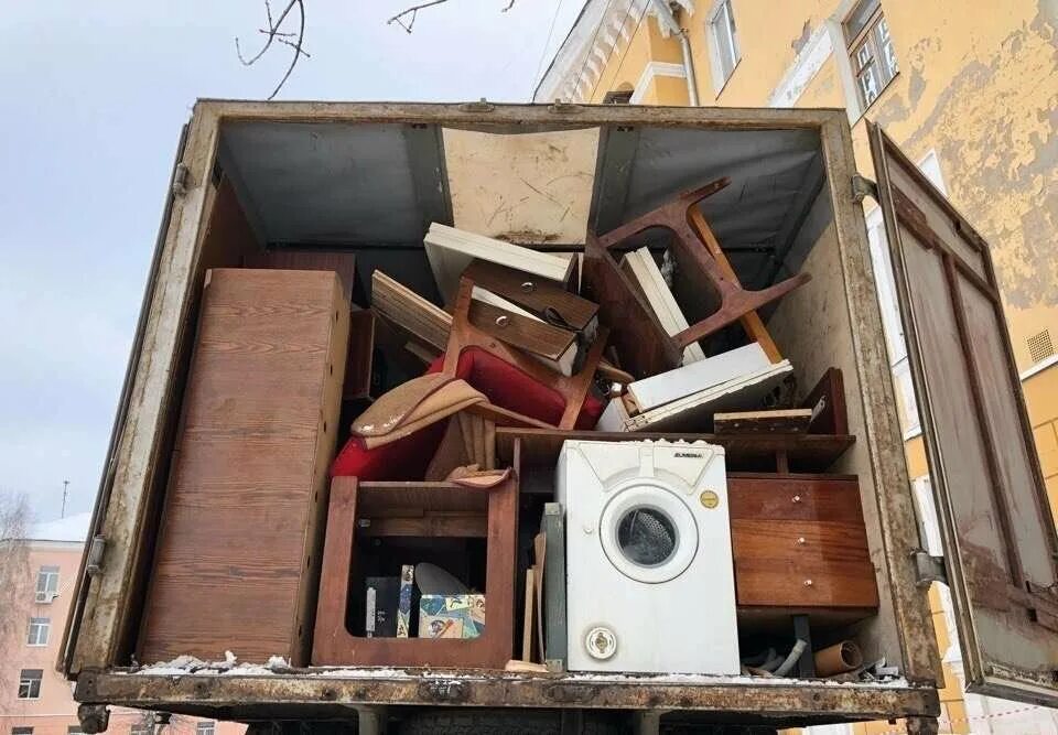 Сервис ненужные вещи. Творческий беспорядок в комнате. Сервис ненужные вещи. Сервис ненужные вещи. Коробка с барахлом.