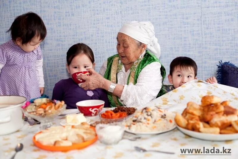 Жогалтудан қорқамын. Семья казахов. Казахская семья за дастарханом. Казахская семья за столом. Казахская семья кафе.