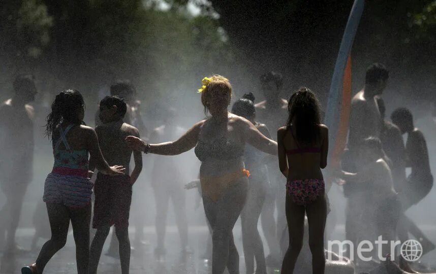 Жара в москве 2021. Жара в городе фото. Парк 300-летия санкт-петербурга фонтан. Жарко 2023. Лето 2010 жара в москве.