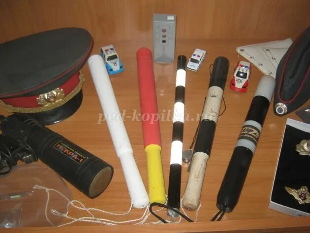 Телескопический жезл гаи ссср. Первый жезл регулировщика. Дорогами победы регулировщик берлин-москва. Инструкция постовому милиционеру. История жезла.