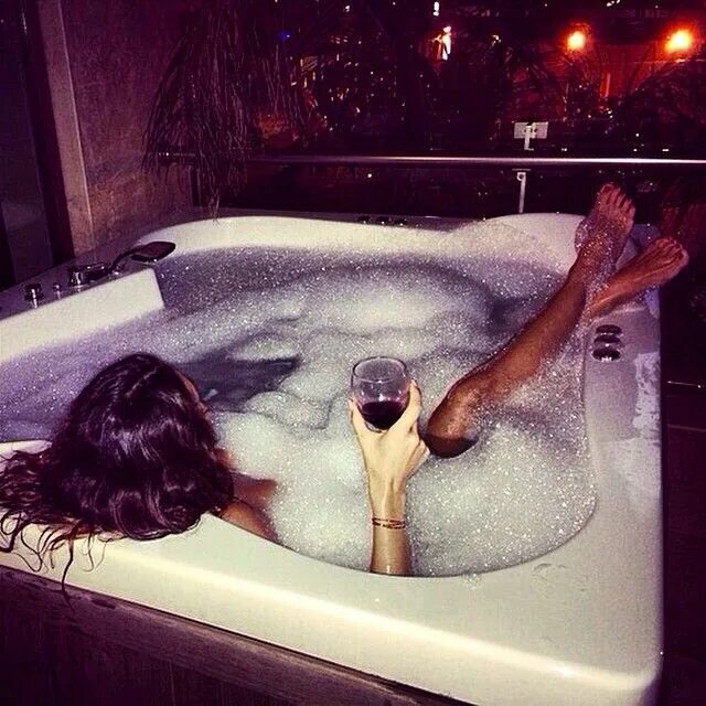 Красивая девушка в ванной. Девушка в джакузи. Девушка в ванне с шампанским. Фотосессия в ванне. Сестра когда она в душе