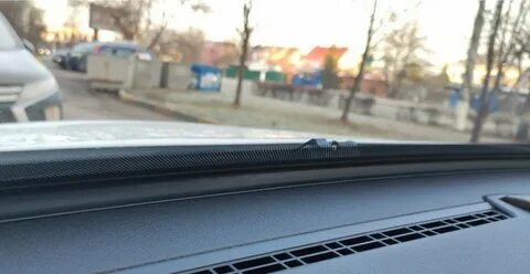 Между лобовым стеклом