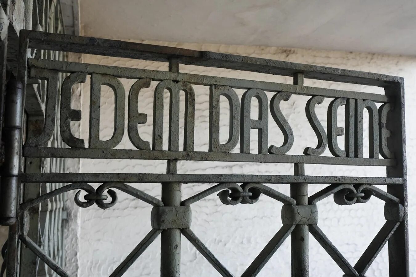 Ворота лагеря бухенвальд каждому свое. Концлагерь бухенвальд ворота. Каждому свое на воротах бухенвальда. Концлагерь бухенвальд надпись на воротах. Вывеска на воротах бухенвальда.