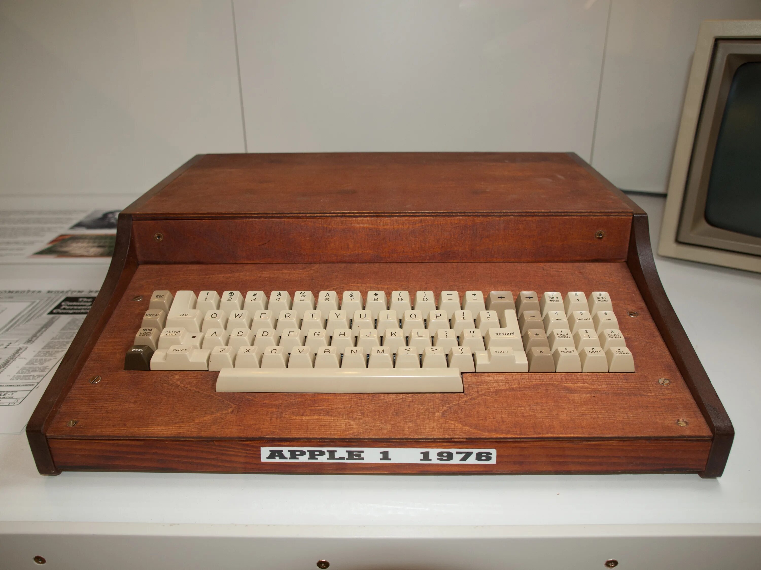 1 личный компьютер. Apple 1. Apple i 1976. Apple 1 компьютер. Самый первый компьютер Эппл 1976.