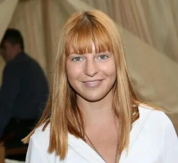 Xojayin xizmatchini belbog bilan jazolaydi