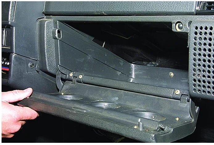 Бардачок ваз 2109 высокая панель. Бардачок ваз 2109. Евро панель ваз 2109 бардачок. Подсветка бардачка ваз 2109 низкая панель. Крепление бардачка ваз 2109.