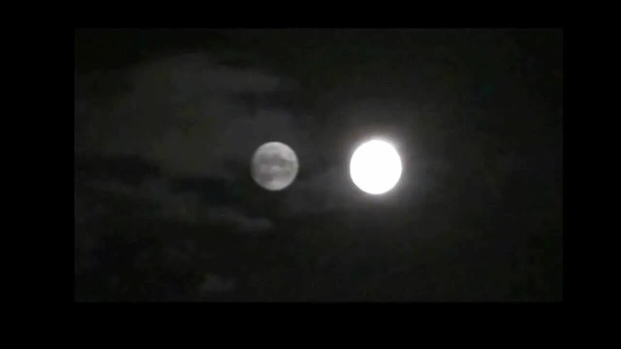 Бывает 2 Луны. Две Луны фото. Две Луны на небе. Две Луны 27 августа 2012.