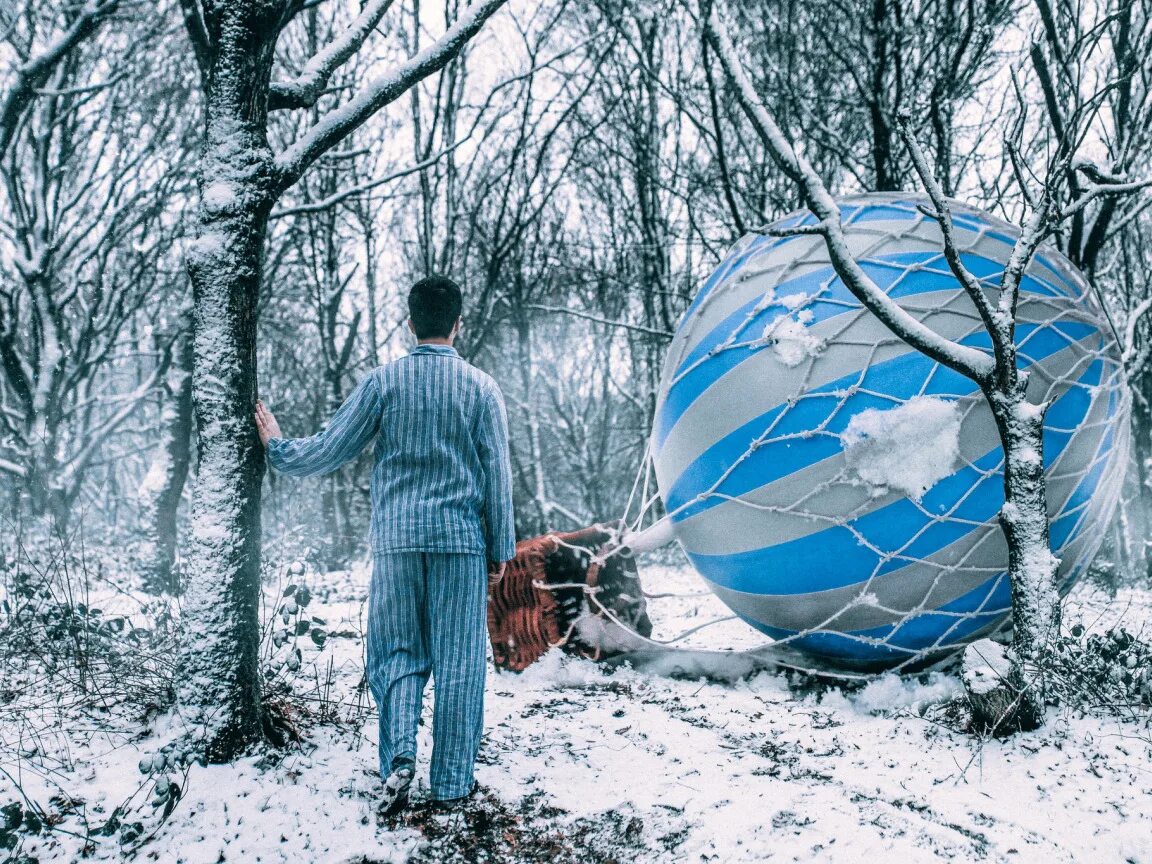 На шаре во сне. Сон воздушный шар. Концептуальное фото. Концептуальные деревья.