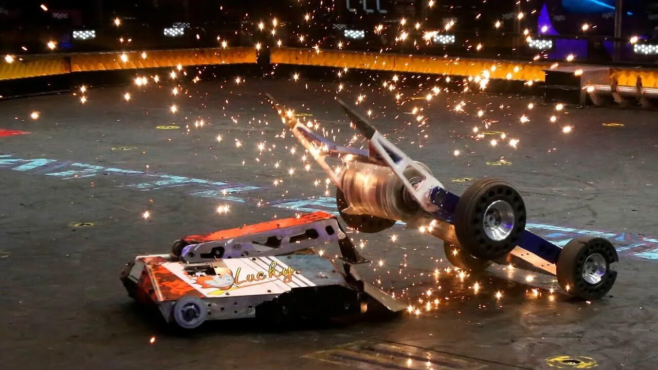 Бои роботов людей. Битвы роботов battlebots 2019. битвы роботов дискавери. битвы роботов 2025. бои роботов на арене.