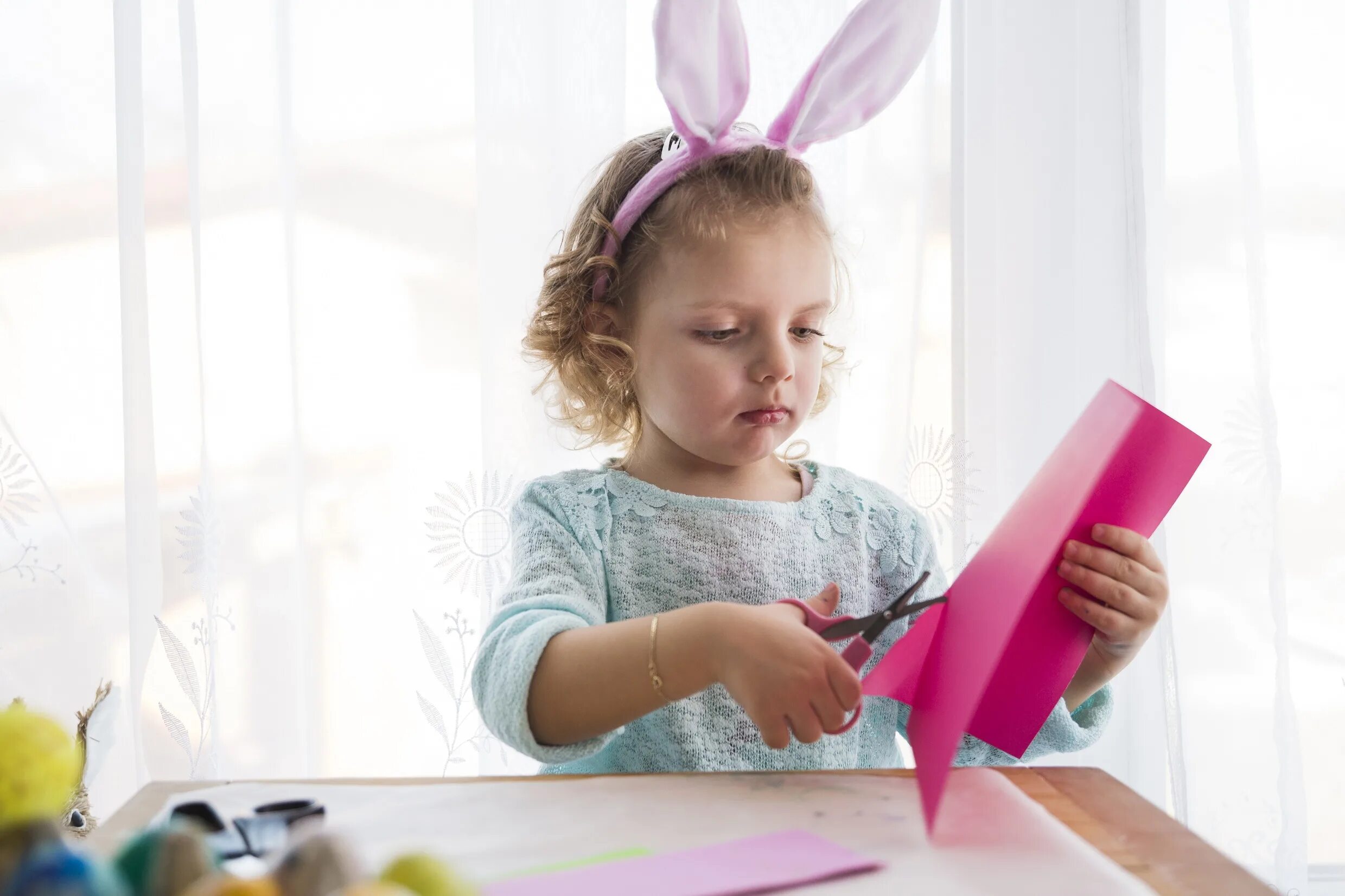 Что можно поделать девочке. Дети делают поделки. Ребенок изготавливает поделку. Вырезать из бумаги детям. Дети творчество.