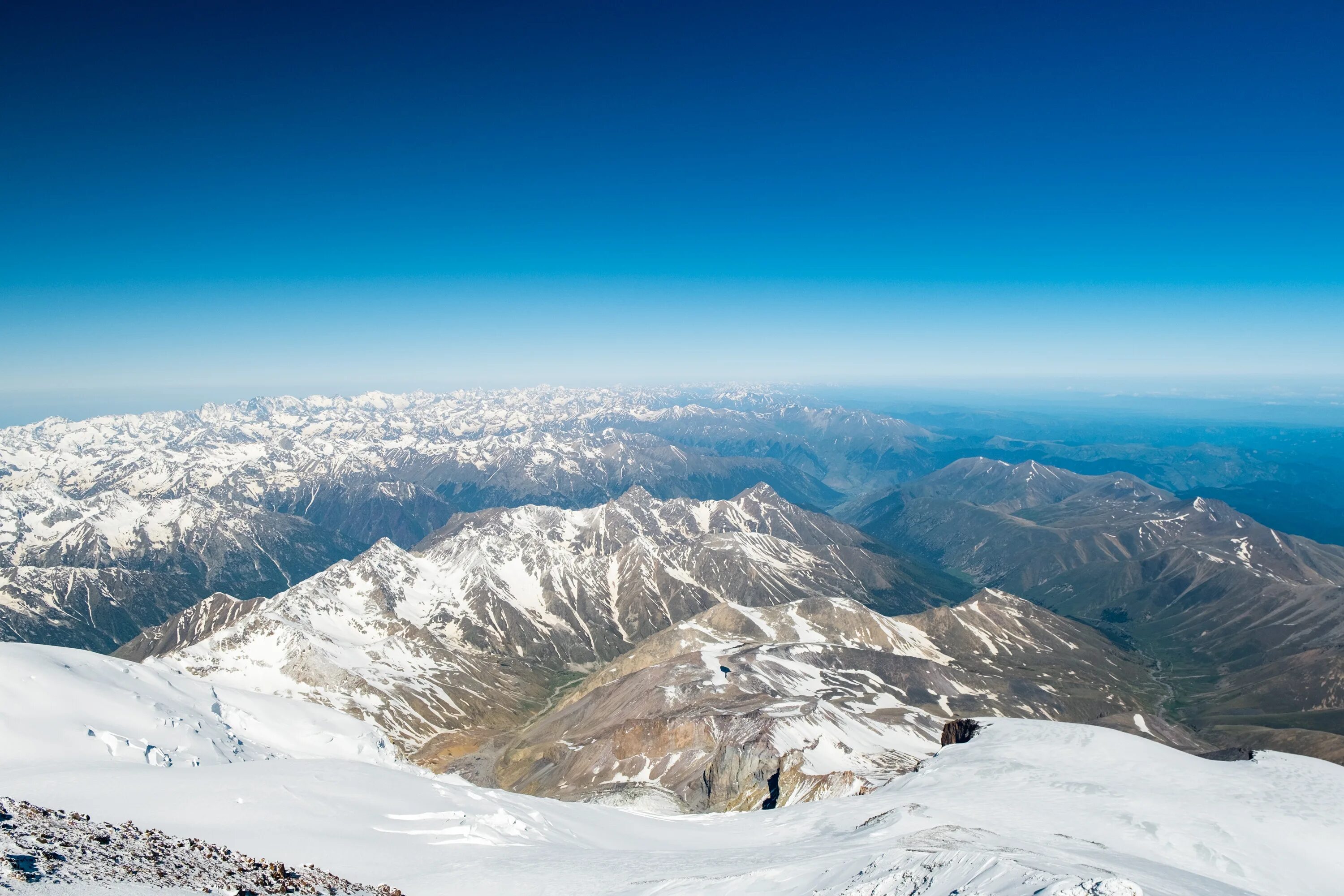 3 вершины эльбруса. Вид с вершины Эльбруса. Эльбрус вид сверху. Красивый вид с горы Эльбрус перспектива. Вид на Эльбрус с севера на Юг.