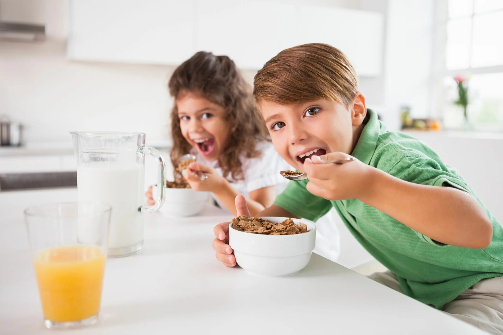 Should your child. Завтракает. Завтрак школьника. Ребенок завтракает. Здоровый завтрак для школьника.