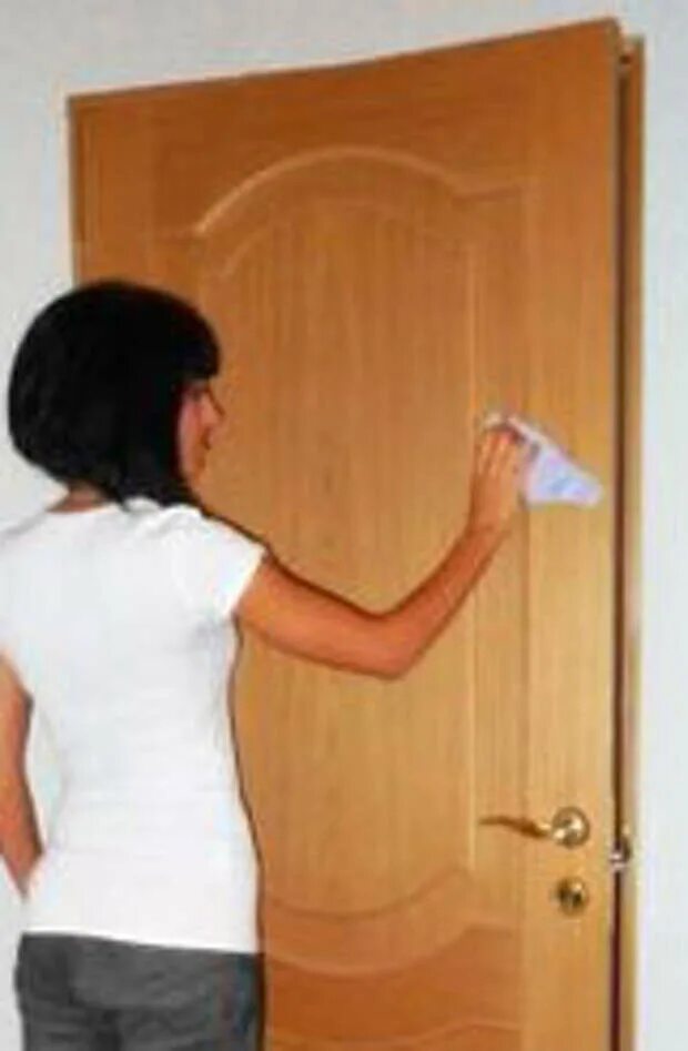 Протирать деревянную мебель. Протирание дверных ручек. Женщина моет дверь. Протирка двери. Дверные ручки дезинфекция.