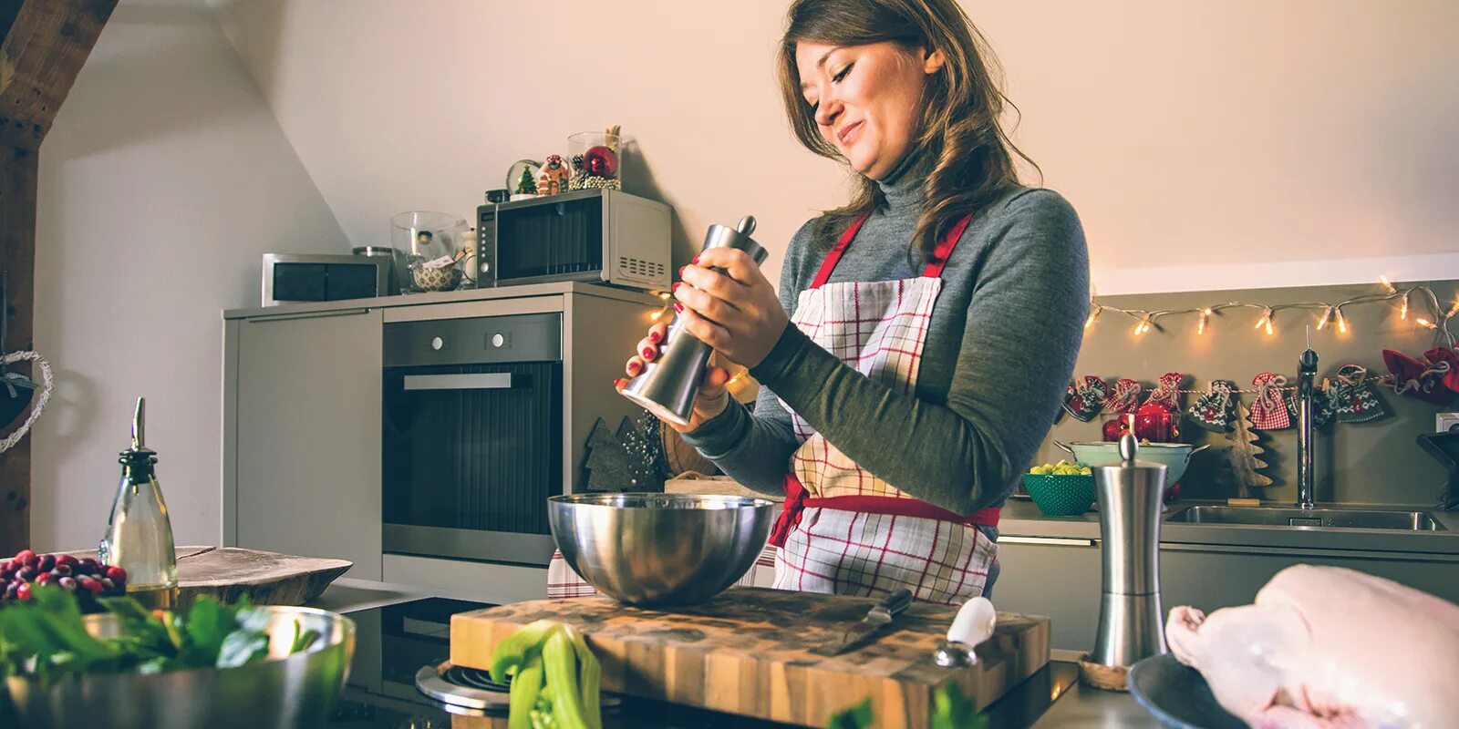 Сядь на кухне. Женщина на кухне. Девушка готовит. Готовка на кухне. Фотосессия на кухне.