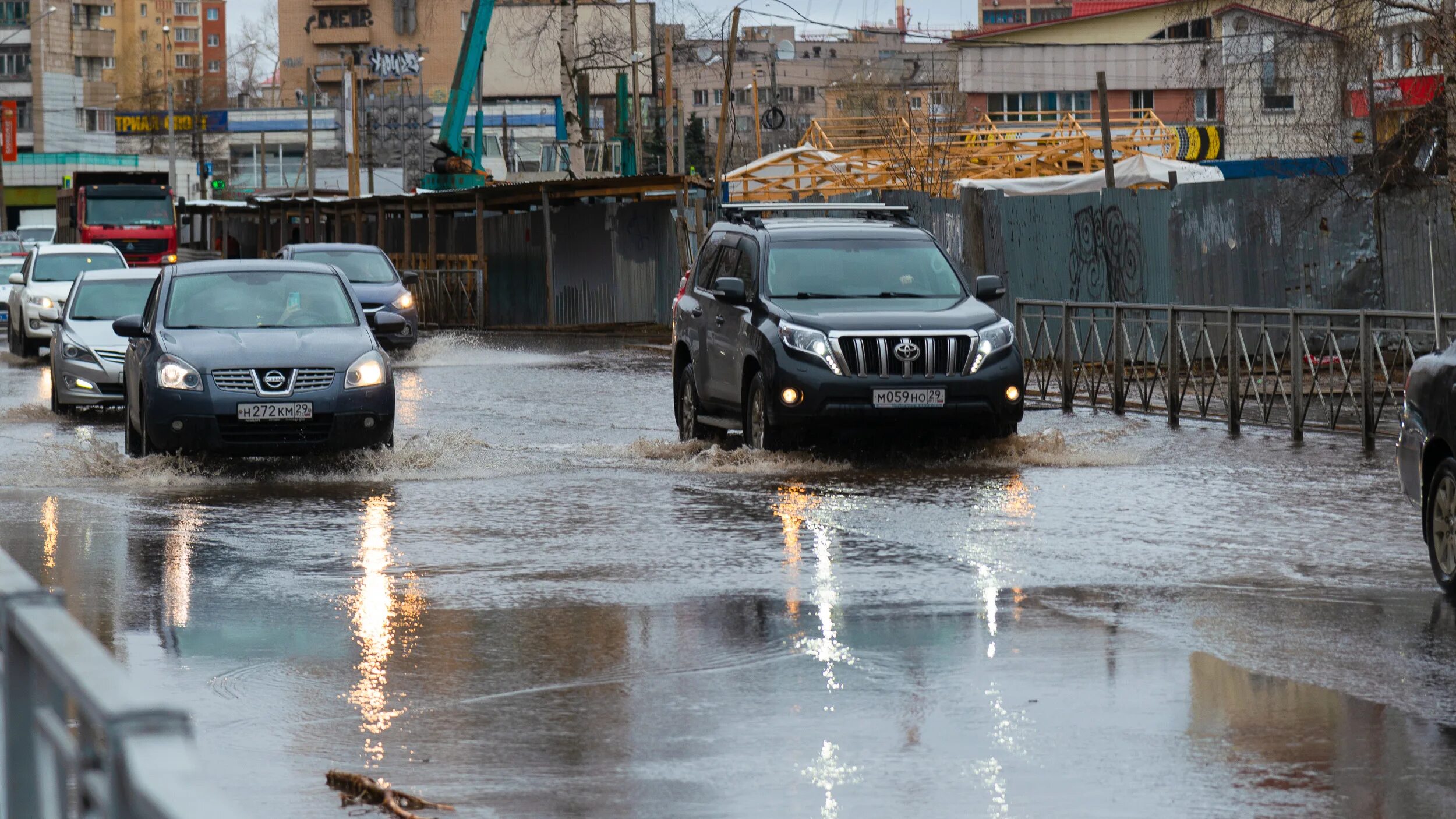 Почему нет воды в архангельске сегодня. Архангельск апрель 2021. Архангельск авария на водопроводе сегодня. Архангельск в апреле. Нет воды Архангельск.