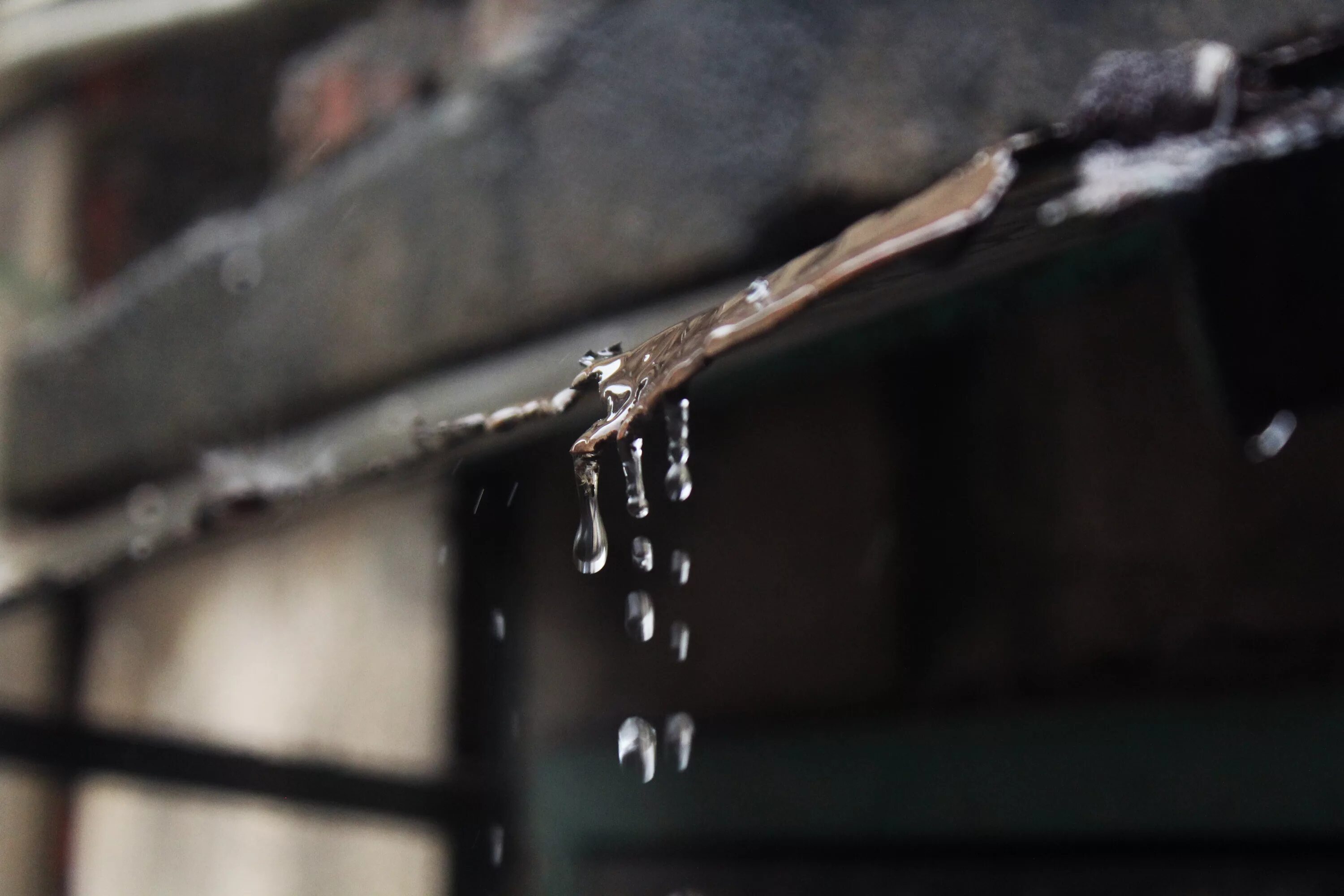 0 rain. Крыша дождь. Дождь в окне. Капли с крыши. Вода капает с крыши.