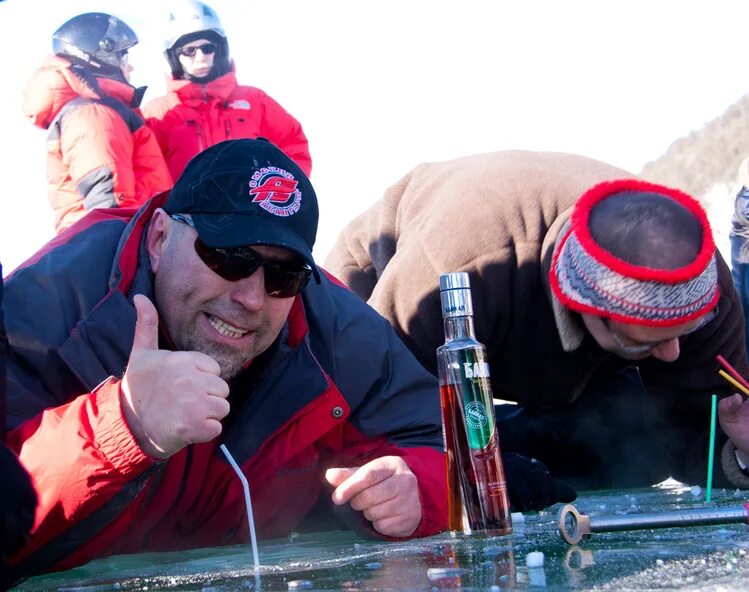 Коктейль на байкале во льду. Пить из байкала. Пить из байкала. Коктейль байкальский поцелуй. Вода из озера.