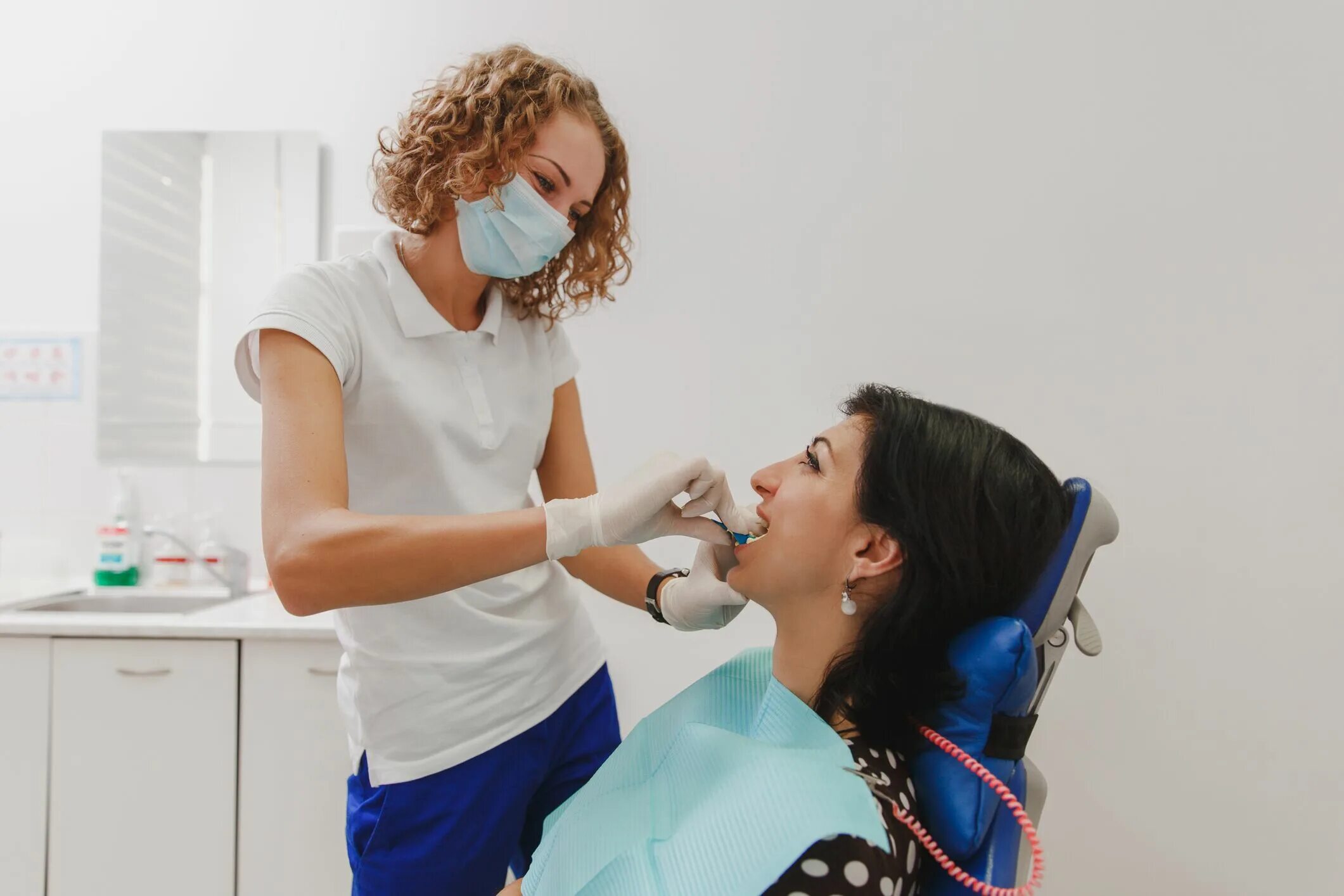 Полоскание рта пациента. Девушка стоматолог. Девушка стоматолог фото. Селфи стоматологов с пациентом с расширителем рта.