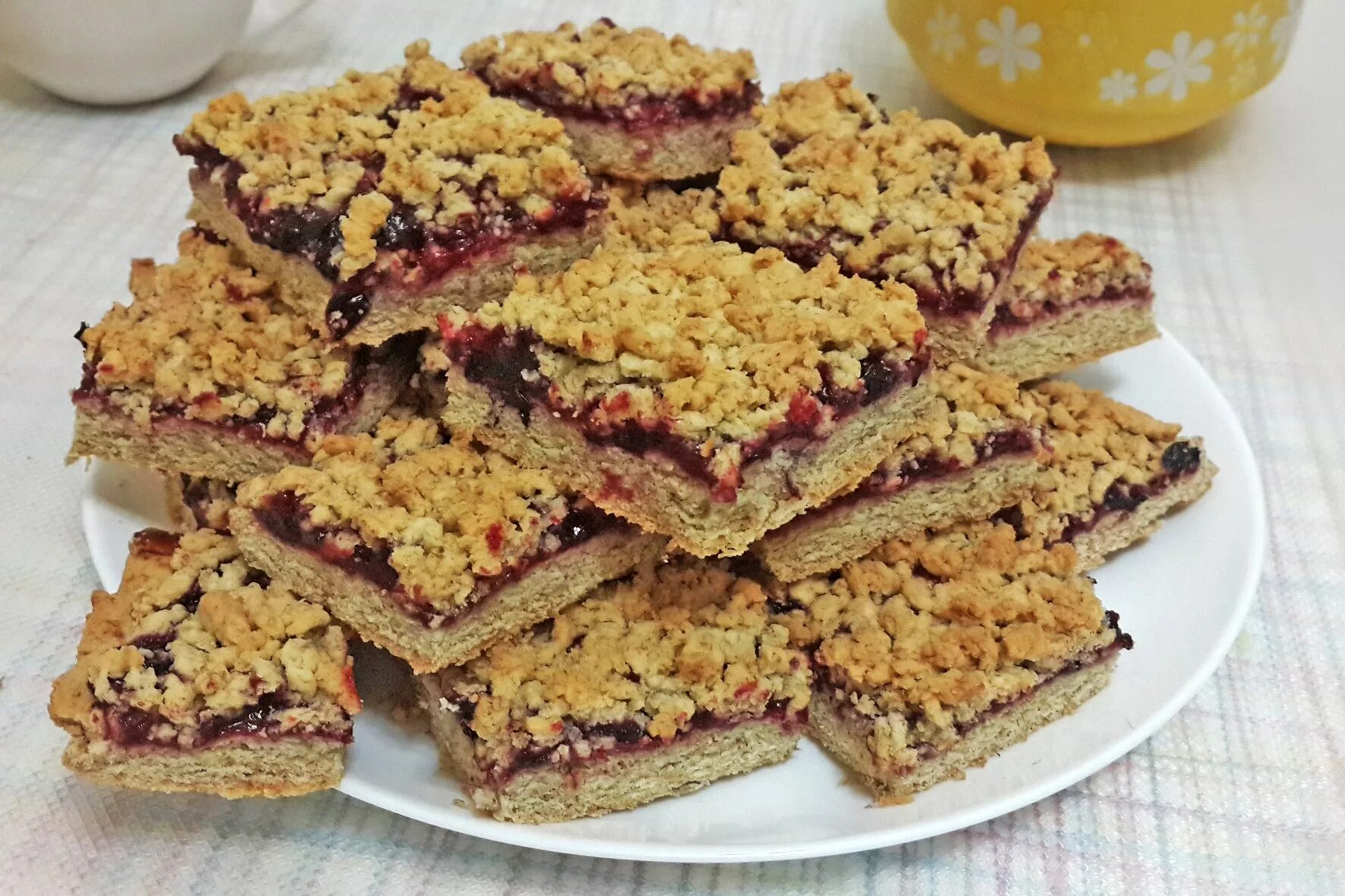 Пирог крошка рецепт с маргарином. Тертый пирог Каракум. Венгерский песочный тертый пирог. Печенье с вареньем. Тертое печенье.