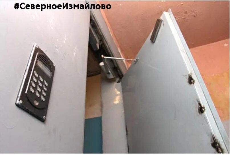 Дверь не работает дом. Дверь с домофоном. доводчик на дверь входную подъезда. доводчики дверей на домофонах. дверь в подъезд с домофоном.