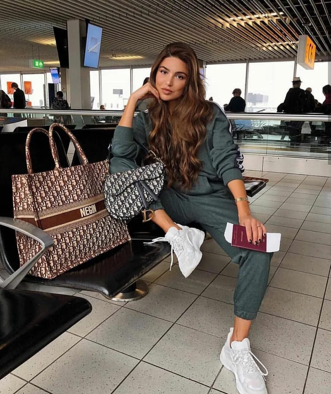 Поход в жару. Look 4 travel. Удобная одежда для путешествий. Модный образ для путешествий. Путешествие бинокль.