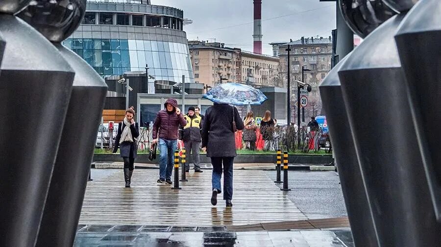 Воскресенье 23 октября. Дождливая погода. Дождь в Москве. Три дня дождя фото. Дождливое утро в Москве.