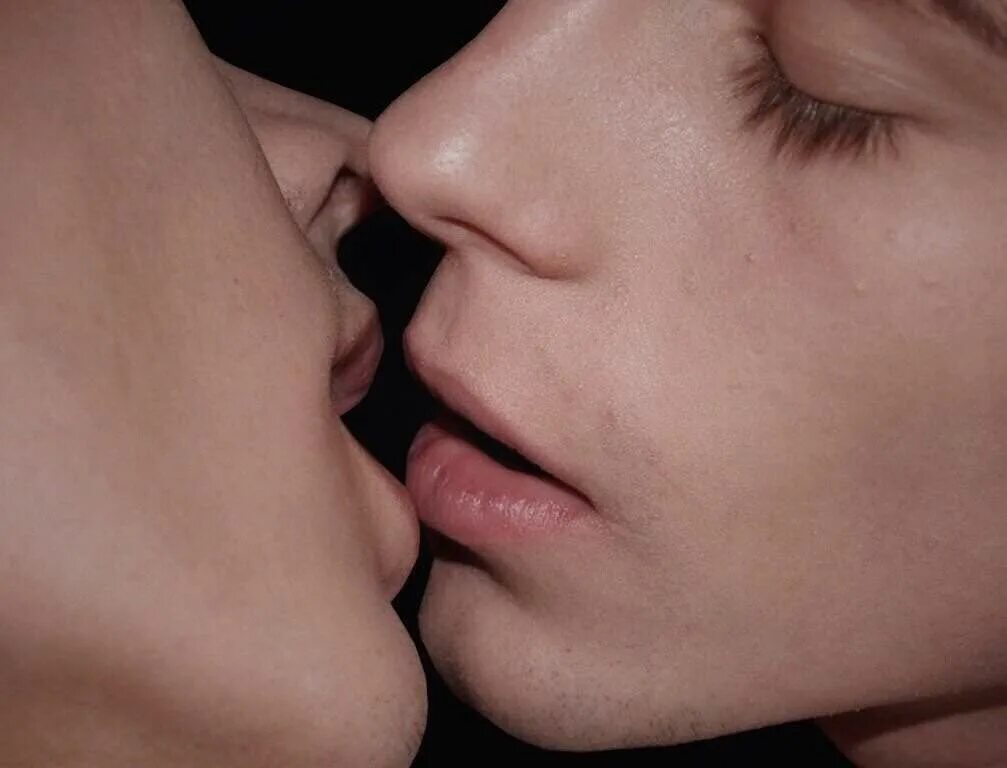 Поцелуй в губы. Поцелуй с языком. Поцелуй Эстетика. Целующие губы.