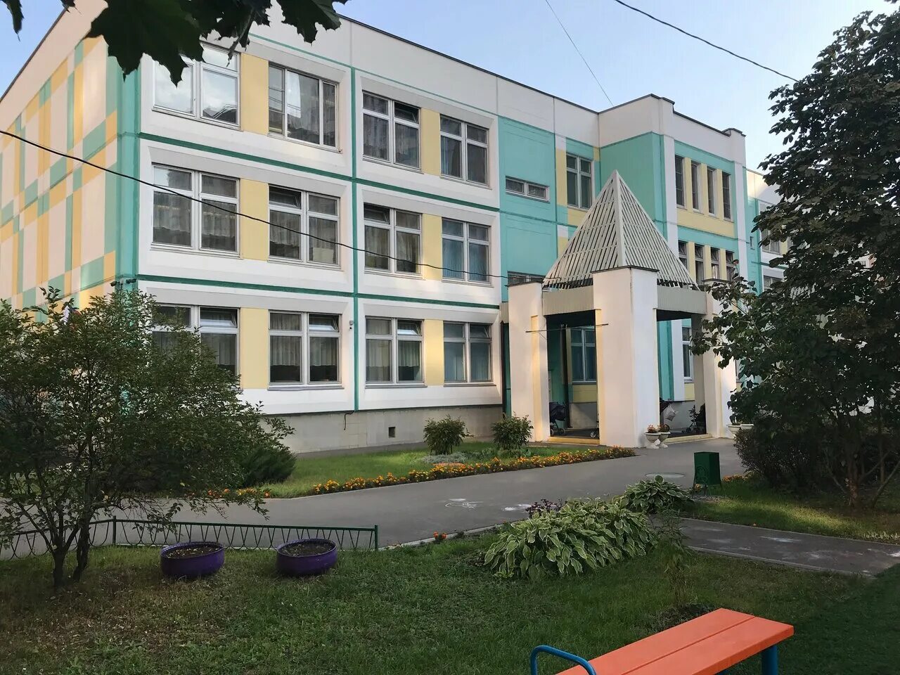 школа в митино лайф. озеленение пришкольной территории гимназия 184. школьный двор. красивый фасад школы. озеленение школьной территории.