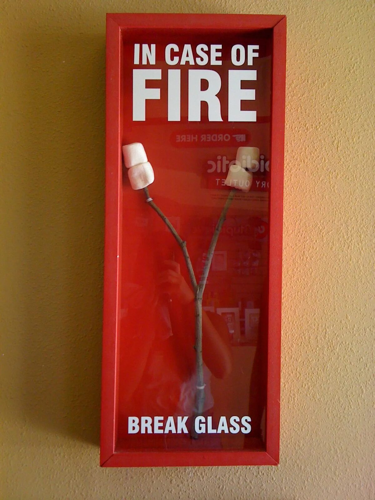 При пожаре разбить стекло. Разбить в случае пожара. Вслучее разбить стекло. При пожаре разбить стекло прикол.