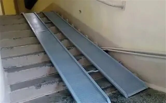 Пандус для инвалидных колясок в подъезде. Аппарель для мгн. пандус откидной 196 x 2000мм тифлоцентр. откидной пандус для инвалидов. аппарель пандус.