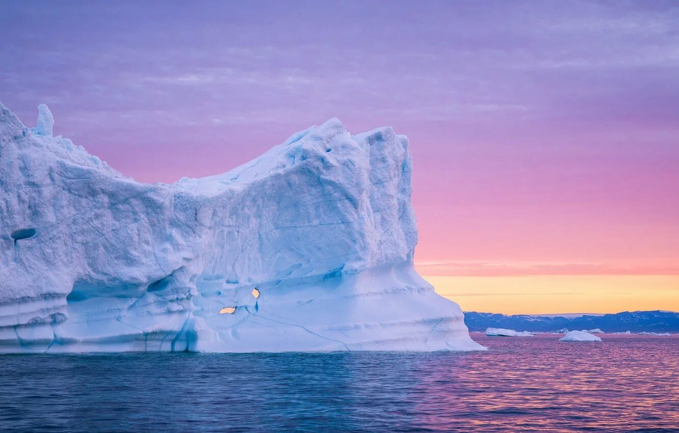 Холодный среди льдин. Айсберги Антарктиды. Северный полюс айсберги. Антарктида пейзаж. Северный полюс ледники.