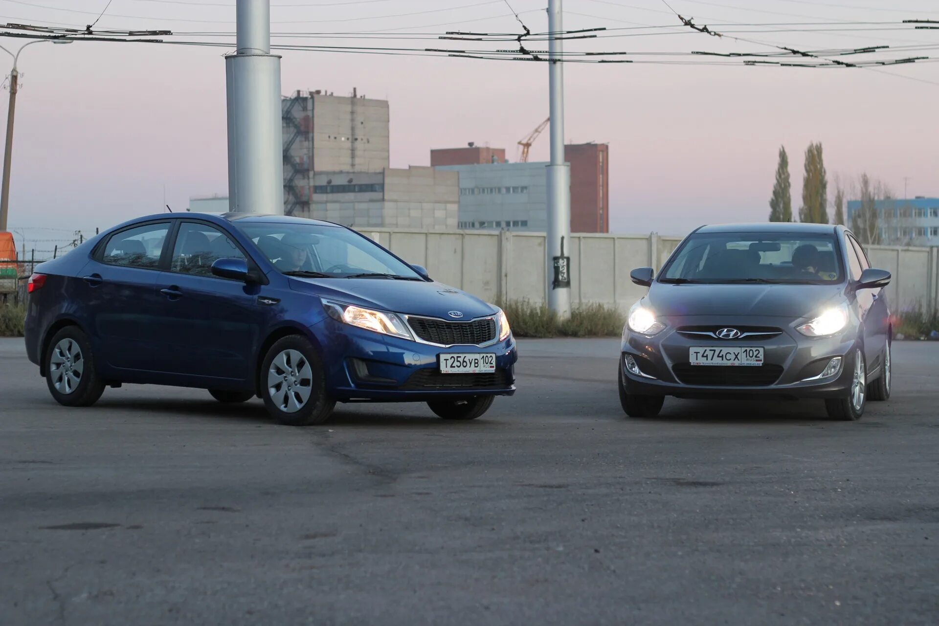 Киа рио или хендай солярис. Kia Rio Hyundai Solaris. Kia Rio vs Solaris. Kia Rio Hyundai Solaris 2012. Hyundai Solaris 2013 и Kia Rio.