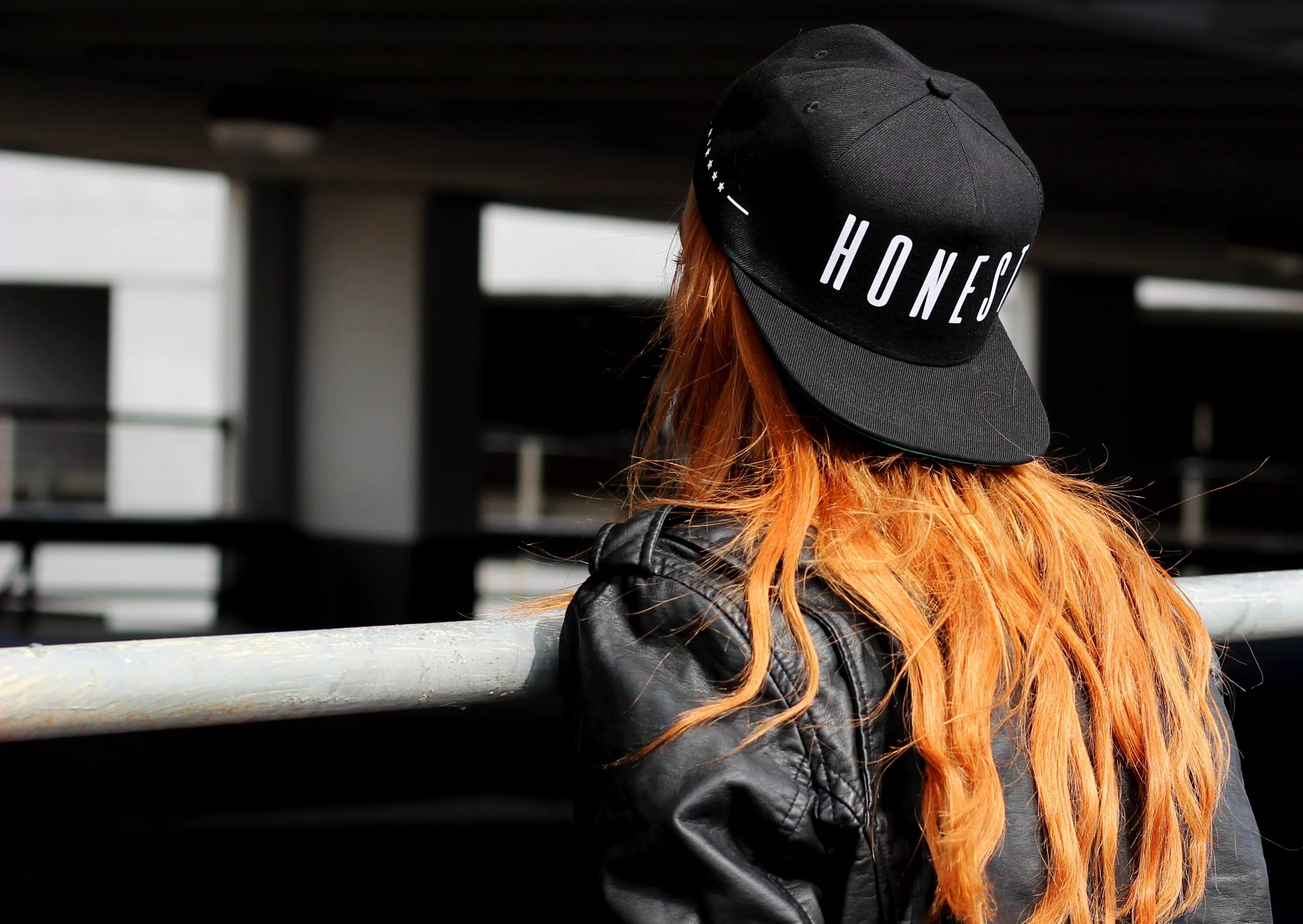 симон борг йоргенсен. кепка обои. девушка в футболке и бейсболке. красивая девушка в кепке. кепка обои.