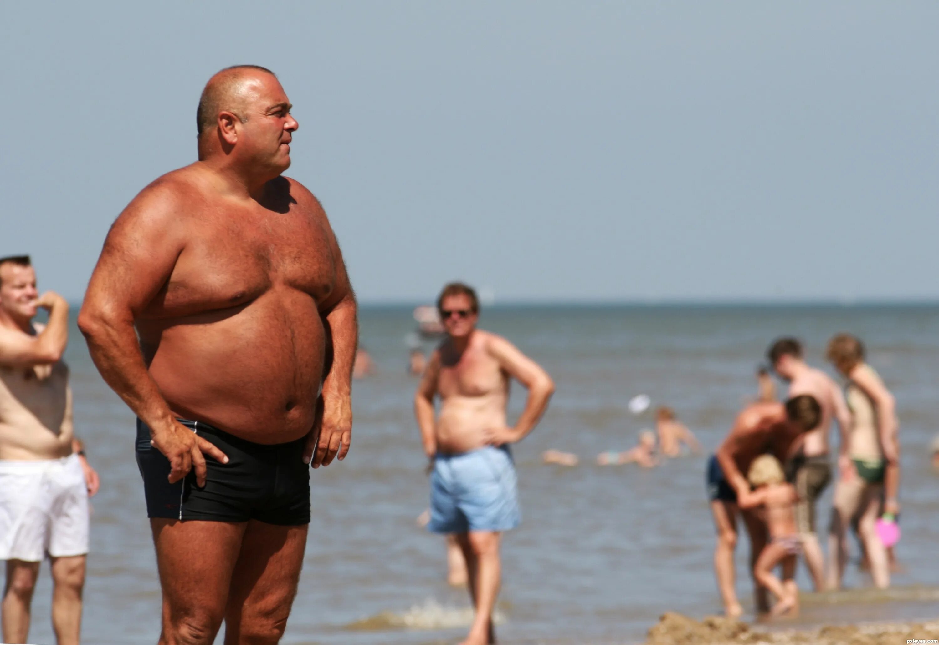 Толпа жирных мужиков. Полные мужчины на пляже. Полный мужчина.