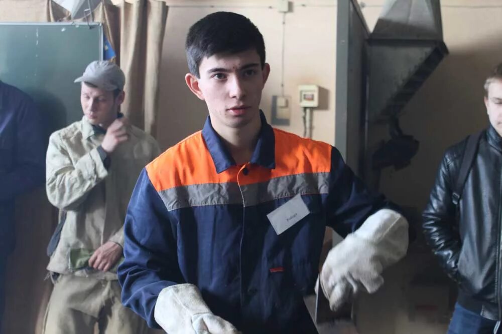 Мускулистый автомеханик. Автомеханик грузовых автомобилей. Автомеханик ставрополь. Автомеханик ставрополь. Автомеханик nissan.